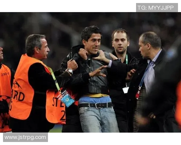 足球明星竖中指事件引发热议背后的真相与影响分析 足球明星竖中指事件引发热议背后的真相与影响分析